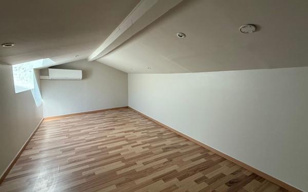 Maison à louer    5 pièces •  Solliès-Pont