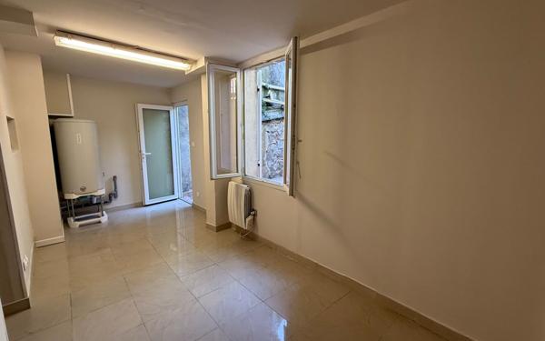 Maison à louer    5 pièces •  Solliès-Pont