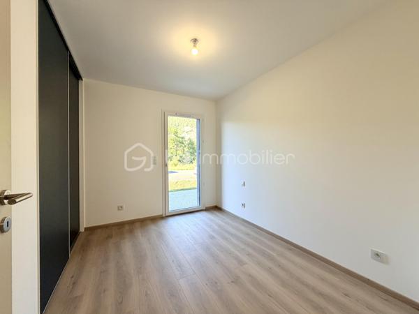 VOTRE MAISON PRÊTE A VIVRE - VISITE SUR DEMANDE

Située à l'entrée immédiate de Sillingy, aux portes d’Epagny, cette maison individuelle de 5 pièces se compose de 4 chambres, un garage de 19 m² environ ainsi que 3 places de stationnement. Elle est implantée sur un terrain de 660 m², garantissant espace et confort.

Située dans un lotissement de seulement 5 villas, cette élégante maison moderne de 124 m² se distingue par son ambiance paisible et accueillante. 
Au rez-de-chaussée, vous découvrirez une grande entrée avec placard ainsi qu'un espace nuit chaleureux comprenant 4 chambres lumineuses dont une belle suite parentale avec sa salle de douche privative et son dressing totalisant 22,57 m². 
Vous trouverez également une spacieuse salle de bains familiale et un WC indépendant. 
Adjacent à la maison, un garage spacieux de 18,90 m² équipé d’une porte sectionnelle motorisée ajoute une touche pratique à cette partie de la maison.

À l’étage, un vaste espace de vie de pratiquement 50 m² vous accueille avec un espace cuisine ouvert sur un séjour baigné de lumière naturelle. 
Un grand cellier situé derrière la cuisine, une chambre avec placards ainsi qu'un WC visiteurs augmentent la fonctionnalité de cet étage. 
La maison s’ouvre ensuite sur une grande terrasse de 21 m² et le jardin, offrant une vue dégagée et un cadre serein, idéal pour profiter de moments en plein air. Un escalier extérieur permet d’accéder facilement au garage et à l'entrée depuis la terrasse.

Cette villa a été conçue pour vous offrir un confort quotidien optimal, seule la cuisine nécessitant un aménagement personnalisé selon vos goûts. De plus, le système de chauffage au sol, alimenté par une pompe à chaleur, garantit une température agréable tout au long de l’année.

Idéalement localisée à proximité immédiate des commerces de la zone commerciale d’Epagny et à seulement 10 minutes d’Annecy, cette maison se trouve dans un quartier recherché et prisé de Sillingy. C’est l’endroit parfait pour créer votre nouveau cocon familial.

Pour plus de renseignements, n’hésitez pas à contacter Mélissa Parsoud, qui se tient à votre disposition pour vous accompagner dans votre projet immobilier !