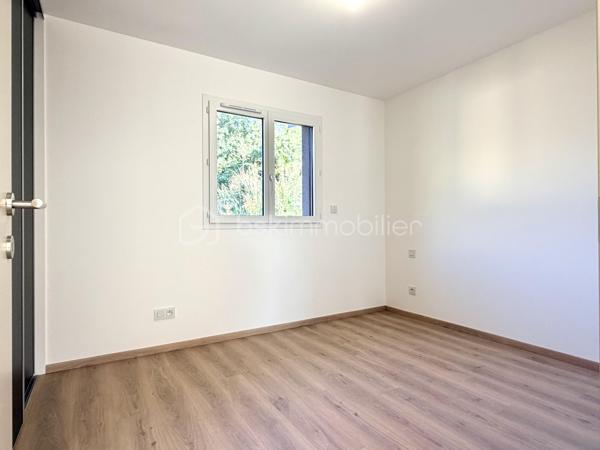 VOTRE MAISON PRÊTE A VIVRE - VISITE SUR DEMANDE

Située à l'entrée immédiate de Sillingy, aux portes d’Epagny, cette maison individuelle de 5 pièces se compose de 4 chambres, un garage de 19 m² environ ainsi que 3 places de stationnement. Elle est implantée sur un terrain de 660 m², garantissant espace et confort.

Située dans un lotissement de seulement 5 villas, cette élégante maison moderne de 124 m² se distingue par son ambiance paisible et accueillante. 
Au rez-de-chaussée, vous découvrirez une grande entrée avec placard ainsi qu'un espace nuit chaleureux comprenant 4 chambres lumineuses dont une belle suite parentale avec sa salle de douche privative et son dressing totalisant 22,57 m². 
Vous trouverez également une spacieuse salle de bains familiale et un WC indépendant. 
Adjacent à la maison, un garage spacieux de 18,90 m² équipé d’une porte sectionnelle motorisée ajoute une touche pratique à cette partie de la maison.

À l’étage, un vaste espace de vie de pratiquement 50 m² vous accueille avec un espace cuisine ouvert sur un séjour baigné de lumière naturelle. 
Un grand cellier situé derrière la cuisine, une chambre avec placards ainsi qu'un WC visiteurs augmentent la fonctionnalité de cet étage. 
La maison s’ouvre ensuite sur une grande terrasse de 21 m² et le jardin, offrant une vue dégagée et un cadre serein, idéal pour profiter de moments en plein air. Un escalier extérieur permet d’accéder facilement au garage et à l'entrée depuis la terrasse.

Cette villa a été conçue pour vous offrir un confort quotidien optimal, seule la cuisine nécessitant un aménagement personnalisé selon vos goûts. De plus, le système de chauffage au sol, alimenté par une pompe à chaleur, garantit une température agréable tout au long de l’année.

Idéalement localisée à proximité immédiate des commerces de la zone commerciale d’Epagny et à seulement 10 minutes d’Annecy, cette maison se trouve dans un quartier recherché et prisé de Sillingy. C’est l’endroit parfait pour créer votre nouveau cocon familial.

Pour plus de renseignements, n’hésitez pas à contacter Mélissa Parsoud, qui se tient à votre disposition pour vous accompagner dans votre projet immobilier !