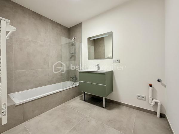 VOTRE MAISON PRÊTE A VIVRE - VISITE SUR DEMANDE

Située à l'entrée immédiate de Sillingy, aux portes d’Epagny, cette maison individuelle de 5 pièces se compose de 4 chambres, un garage de 19 m² environ ainsi que 3 places de stationnement. Elle est implantée sur un terrain de 660 m², garantissant espace et confort.

Située dans un lotissement de seulement 5 villas, cette élégante maison moderne de 124 m² se distingue par son ambiance paisible et accueillante. 
Au rez-de-chaussée, vous découvrirez une grande entrée avec placard ainsi qu'un espace nuit chaleureux comprenant 4 chambres lumineuses dont une belle suite parentale avec sa salle de douche privative et son dressing totalisant 22,57 m². 
Vous trouverez également une spacieuse salle de bains familiale et un WC indépendant. 
Adjacent à la maison, un garage spacieux de 18,90 m² équipé d’une porte sectionnelle motorisée ajoute une touche pratique à cette partie de la maison.

À l’étage, un vaste espace de vie de pratiquement 50 m² vous accueille avec un espace cuisine ouvert sur un séjour baigné de lumière naturelle. 
Un grand cellier situé derrière la cuisine, une chambre avec placards ainsi qu'un WC visiteurs augmentent la fonctionnalité de cet étage. 
La maison s’ouvre ensuite sur une grande terrasse de 21 m² et le jardin, offrant une vue dégagée et un cadre serein, idéal pour profiter de moments en plein air. Un escalier extérieur permet d’accéder facilement au garage et à l'entrée depuis la terrasse.

Cette villa a été conçue pour vous offrir un confort quotidien optimal, seule la cuisine nécessitant un aménagement personnalisé selon vos goûts. De plus, le système de chauffage au sol, alimenté par une pompe à chaleur, garantit une température agréable tout au long de l’année.

Idéalement localisée à proximité immédiate des commerces de la zone commerciale d’Epagny et à seulement 10 minutes d’Annecy, cette maison se trouve dans un quartier recherché et prisé de Sillingy. C’est l’endroit parfait pour créer votre nouveau cocon familial.

Pour plus de renseignements, n’hésitez pas à contacter Mélissa Parsoud, qui se tient à votre disposition pour vous accompagner dans votre projet immobilier !
