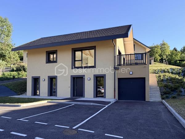 VOTRE MAISON PRÊTE A VIVRE - VISITE SUR DEMANDE

Située à l'entrée immédiate de Sillingy, aux portes d’Epagny, cette maison individuelle de 5 pièces se compose de 4 chambres, un garage de 19 m² environ ainsi que 3 places de stationnement. Elle est implantée sur un terrain de 660 m², garantissant espace et confort.

Située dans un lotissement de seulement 5 villas, cette élégante maison moderne de 124 m² se distingue par son ambiance paisible et accueillante. 
Au rez-de-chaussée, vous découvrirez une grande entrée avec placard ainsi qu'un espace nuit chaleureux comprenant 4 chambres lumineuses dont une belle suite parentale avec sa salle de douche privative et son dressing totalisant 22,57 m². 
Vous trouverez également une spacieuse salle de bains familiale et un WC indépendant. 
Adjacent à la maison, un garage spacieux de 18,90 m² équipé d’une porte sectionnelle motorisée ajoute une touche pratique à cette partie de la maison.

À l’étage, un vaste espace de vie de pratiquement 50 m² vous accueille avec un espace cuisine ouvert sur un séjour baigné de lumière naturelle. 
Un grand cellier situé derrière la cuisine, une chambre avec placards ainsi qu'un WC visiteurs augmentent la fonctionnalité de cet étage. 
La maison s’ouvre ensuite sur une grande terrasse de 21 m² et le jardin, offrant une vue dégagée et un cadre serein, idéal pour profiter de moments en plein air. Un escalier extérieur permet d’accéder facilement au garage et à l'entrée depuis la terrasse.

Cette villa a été conçue pour vous offrir un confort quotidien optimal, seule la cuisine nécessitant un aménagement personnalisé selon vos goûts. De plus, le système de chauffage au sol, alimenté par une pompe à chaleur, garantit une température agréable tout au long de l’année.

Idéalement localisée à proximité immédiate des commerces de la zone commerciale d’Epagny et à seulement 10 minutes d’Annecy, cette maison se trouve dans un quartier recherché et prisé de Sillingy. C’est l’endroit parfait pour créer votre nouveau cocon familial.

Pour plus de renseignements, n’hésitez pas à contacter Mélissa Parsoud, qui se tient à votre disposition pour vous accompagner dans votre projet immobilier !