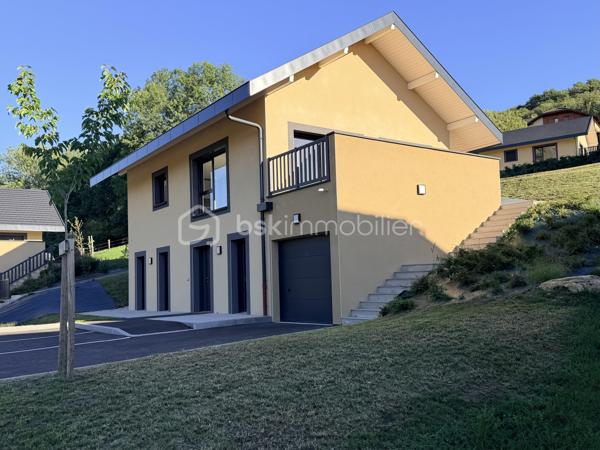 VOTRE MAISON PRÊTE A VIVRE - VISITE SUR DEMANDE

Située à l'entrée immédiate de Sillingy, aux portes d’Epagny, cette maison individuelle de 5 pièces se compose de 4 chambres, un garage de 19 m² environ ainsi que 3 places de stationnement. Elle est implantée sur un terrain de 660 m², garantissant espace et confort.

Située dans un lotissement de seulement 5 villas, cette élégante maison moderne de 124 m² se distingue par son ambiance paisible et accueillante. 
Au rez-de-chaussée, vous découvrirez une grande entrée avec placard ainsi qu'un espace nuit chaleureux comprenant 4 chambres lumineuses dont une belle suite parentale avec sa salle de douche privative et son dressing totalisant 22,57 m². 
Vous trouverez également une spacieuse salle de bains familiale et un WC indépendant. 
Adjacent à la maison, un garage spacieux de 18,90 m² équipé d’une porte sectionnelle motorisée ajoute une touche pratique à cette partie de la maison.

À l’étage, un vaste espace de vie de pratiquement 50 m² vous accueille avec un espace cuisine ouvert sur un séjour baigné de lumière naturelle. 
Un grand cellier situé derrière la cuisine, une chambre avec placards ainsi qu'un WC visiteurs augmentent la fonctionnalité de cet étage. 
La maison s’ouvre ensuite sur une grande terrasse de 21 m² et le jardin, offrant une vue dégagée et un cadre serein, idéal pour profiter de moments en plein air. Un escalier extérieur permet d’accéder facilement au garage et à l'entrée depuis la terrasse.

Cette villa a été conçue pour vous offrir un confort quotidien optimal, seule la cuisine nécessitant un aménagement personnalisé selon vos goûts. De plus, le système de chauffage au sol, alimenté par une pompe à chaleur, garantit une température agréable tout au long de l’année.

Idéalement localisée à proximité immédiate des commerces de la zone commerciale d’Epagny et à seulement 10 minutes d’Annecy, cette maison se trouve dans un quartier recherché et prisé de Sillingy. C’est l’endroit parfait pour créer votre nouveau cocon familial.

Pour plus de renseignements, n’hésitez pas à contacter Mélissa Parsoud, qui se tient à votre disposition pour vous accompagner dans votre projet immobilier !