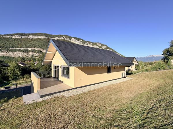 VOTRE MAISON PRÊTE A VIVRE - VISITE SUR DEMANDE

Située à l'entrée immédiate de Sillingy, aux portes d’Epagny, cette maison individuelle de 5 pièces se compose de 4 chambres, un garage de 19 m² environ ainsi que 3 places de stationnement. Elle est implantée sur un terrain de 660 m², garantissant espace et confort.

Située dans un lotissement de seulement 5 villas, cette élégante maison moderne de 124 m² se distingue par son ambiance paisible et accueillante. 
Au rez-de-chaussée, vous découvrirez une grande entrée avec placard ainsi qu'un espace nuit chaleureux comprenant 4 chambres lumineuses dont une belle suite parentale avec sa salle de douche privative et son dressing totalisant 22,57 m². 
Vous trouverez également une spacieuse salle de bains familiale et un WC indépendant. 
Adjacent à la maison, un garage spacieux de 18,90 m² équipé d’une porte sectionnelle motorisée ajoute une touche pratique à cette partie de la maison.

À l’étage, un vaste espace de vie de pratiquement 50 m² vous accueille avec un espace cuisine ouvert sur un séjour baigné de lumière naturelle. 
Un grand cellier situé derrière la cuisine, une chambre avec placards ainsi qu'un WC visiteurs augmentent la fonctionnalité de cet étage. 
La maison s’ouvre ensuite sur une grande terrasse de 21 m² et le jardin, offrant une vue dégagée et un cadre serein, idéal pour profiter de moments en plein air. Un escalier extérieur permet d’accéder facilement au garage et à l'entrée depuis la terrasse.

Cette villa a été conçue pour vous offrir un confort quotidien optimal, seule la cuisine nécessitant un aménagement personnalisé selon vos goûts. De plus, le système de chauffage au sol, alimenté par une pompe à chaleur, garantit une température agréable tout au long de l’année.

Idéalement localisée à proximité immédiate des commerces de la zone commerciale d’Epagny et à seulement 10 minutes d’Annecy, cette maison se trouve dans un quartier recherché et prisé de Sillingy. C’est l’endroit parfait pour créer votre nouveau cocon familial.

Pour plus de renseignements, n’hésitez pas à contacter Mélissa Parsoud, qui se tient à votre disposition pour vous accompagner dans votre projet immobilier !