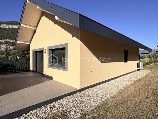 VOTRE MAISON PRÊTE A VIVRE - VISITE SUR DEMANDE

Située à l'entrée immédiate de Sillingy, aux portes d’Epagny, cette maison individuelle de 5 pièces se compose de 4 chambres, un garage de 19 m² environ ainsi que 3 places de stationnement. Elle est implantée sur un terrain de 660 m², garantissant espace et confort.

Située dans un lotissement de seulement 5 villas, cette élégante maison moderne de 124 m² se distingue par son ambiance paisible et accueillante. 
Au rez-de-chaussée, vous découvrirez une grande entrée avec placard ainsi qu'un espace nuit chaleureux comprenant 4 chambres lumineuses dont une belle suite parentale avec sa salle de douche privative et son dressing totalisant 22,57 m². 
Vous trouverez également une spacieuse salle de bains familiale et un WC indépendant. 
Adjacent à la maison, un garage spacieux de 18,90 m² équipé d’une porte sectionnelle motorisée ajoute une touche pratique à cette partie de la maison.

À l’étage, un vaste espace de vie de pratiquement 50 m² vous accueille avec un espace cuisine ouvert sur un séjour baigné de lumière naturelle. 
Un grand cellier situé derrière la cuisine, une chambre avec placards ainsi qu'un WC visiteurs augmentent la fonctionnalité de cet étage. 
La maison s’ouvre ensuite sur une grande terrasse de 21 m² et le jardin, offrant une vue dégagée et un cadre serein, idéal pour profiter de moments en plein air. Un escalier extérieur permet d’accéder facilement au garage et à l'entrée depuis la terrasse.

Cette villa a été conçue pour vous offrir un confort quotidien optimal, seule la cuisine nécessitant un aménagement personnalisé selon vos goûts. De plus, le système de chauffage au sol, alimenté par une pompe à chaleur, garantit une température agréable tout au long de l’année.

Idéalement localisée à proximité immédiate des commerces de la zone commerciale d’Epagny et à seulement 10 minutes d’Annecy, cette maison se trouve dans un quartier recherché et prisé de Sillingy. C’est l’endroit parfait pour créer votre nouveau cocon familial.

Pour plus de renseignements, n’hésitez pas à contacter Mélissa Parsoud, qui se tient à votre disposition pour vous accompagner dans votre projet immobilier !