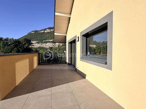 VOTRE MAISON PRÊTE A VIVRE - VISITE SUR DEMANDE

Située à l'entrée immédiate de Sillingy, aux portes d’Epagny, cette maison individuelle de 5 pièces se compose de 4 chambres, un garage de 19 m² environ ainsi que 3 places de stationnement. Elle est implantée sur un terrain de 660 m², garantissant espace et confort.

Située dans un lotissement de seulement 5 villas, cette élégante maison moderne de 124 m² se distingue par son ambiance paisible et accueillante. 
Au rez-de-chaussée, vous découvrirez une grande entrée avec placard ainsi qu'un espace nuit chaleureux comprenant 4 chambres lumineuses dont une belle suite parentale avec sa salle de douche privative et son dressing totalisant 22,57 m². 
Vous trouverez également une spacieuse salle de bains familiale et un WC indépendant. 
Adjacent à la maison, un garage spacieux de 18,90 m² équipé d’une porte sectionnelle motorisée ajoute une touche pratique à cette partie de la maison.

À l’étage, un vaste espace de vie de pratiquement 50 m² vous accueille avec un espace cuisine ouvert sur un séjour baigné de lumière naturelle. 
Un grand cellier situé derrière la cuisine, une chambre avec placards ainsi qu'un WC visiteurs augmentent la fonctionnalité de cet étage. 
La maison s’ouvre ensuite sur une grande terrasse de 21 m² et le jardin, offrant une vue dégagée et un cadre serein, idéal pour profiter de moments en plein air. Un escalier extérieur permet d’accéder facilement au garage et à l'entrée depuis la terrasse.

Cette villa a été conçue pour vous offrir un confort quotidien optimal, seule la cuisine nécessitant un aménagement personnalisé selon vos goûts. De plus, le système de chauffage au sol, alimenté par une pompe à chaleur, garantit une température agréable tout au long de l’année.

Idéalement localisée à proximité immédiate des commerces de la zone commerciale d’Epagny et à seulement 10 minutes d’Annecy, cette maison se trouve dans un quartier recherché et prisé de Sillingy. C’est l’endroit parfait pour créer votre nouveau cocon familial.

Pour plus de renseignements, n’hésitez pas à contacter Mélissa Parsoud, qui se tient à votre disposition pour vous accompagner dans votre projet immobilier !