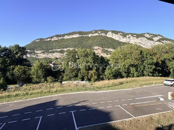 VOTRE MAISON PRÊTE A VIVRE - VISITE SUR DEMANDE

Située à l'entrée immédiate de Sillingy, aux portes d’Epagny, cette maison individuelle de 5 pièces se compose de 4 chambres, un garage de 19 m² environ ainsi que 3 places de stationnement. Elle est implantée sur un terrain de 660 m², garantissant espace et confort.

Située dans un lotissement de seulement 5 villas, cette élégante maison moderne de 124 m² se distingue par son ambiance paisible et accueillante. 
Au rez-de-chaussée, vous découvrirez une grande entrée avec placard ainsi qu'un espace nuit chaleureux comprenant 4 chambres lumineuses dont une belle suite parentale avec sa salle de douche privative et son dressing totalisant 22,57 m². 
Vous trouverez également une spacieuse salle de bains familiale et un WC indépendant. 
Adjacent à la maison, un garage spacieux de 18,90 m² équipé d’une porte sectionnelle motorisée ajoute une touche pratique à cette partie de la maison.

À l’étage, un vaste espace de vie de pratiquement 50 m² vous accueille avec un espace cuisine ouvert sur un séjour baigné de lumière naturelle. 
Un grand cellier situé derrière la cuisine, une chambre avec placards ainsi qu'un WC visiteurs augmentent la fonctionnalité de cet étage. 
La maison s’ouvre ensuite sur une grande terrasse de 21 m² et le jardin, offrant une vue dégagée et un cadre serein, idéal pour profiter de moments en plein air. Un escalier extérieur permet d’accéder facilement au garage et à l'entrée depuis la terrasse.

Cette villa a été conçue pour vous offrir un confort quotidien optimal, seule la cuisine nécessitant un aménagement personnalisé selon vos goûts. De plus, le système de chauffage au sol, alimenté par une pompe à chaleur, garantit une température agréable tout au long de l’année.

Idéalement localisée à proximité immédiate des commerces de la zone commerciale d’Epagny et à seulement 10 minutes d’Annecy, cette maison se trouve dans un quartier recherché et prisé de Sillingy. C’est l’endroit parfait pour créer votre nouveau cocon familial.

Pour plus de renseignements, n’hésitez pas à contacter Mélissa Parsoud, qui se tient à votre disposition pour vous accompagner dans votre projet immobilier !