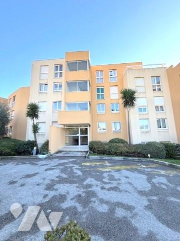 Saint Antoine 3p traversant a moderniser ,vue mer, terrasse et garage fermé.