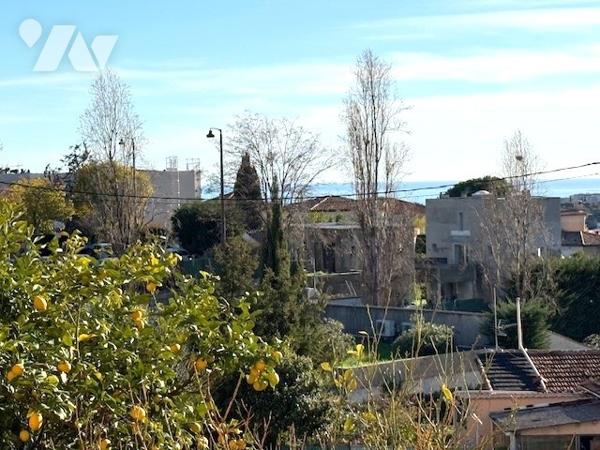 Saint Antoine 3p traversant a moderniser ,vue mer, terrasse et garage fermé.