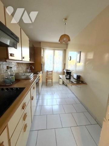 Saint Antoine 3p traversant a moderniser ,vue mer, terrasse et garage fermé.