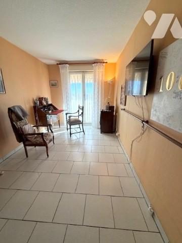 Saint Antoine 3p traversant a moderniser ,vue mer, terrasse et garage fermé.