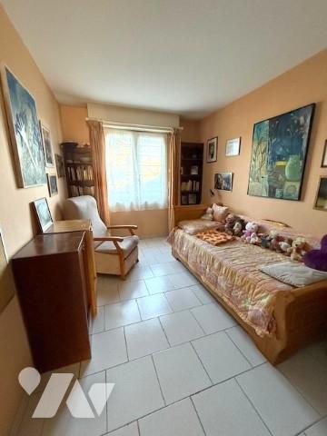 Saint Antoine 3p traversant a moderniser ,vue mer, terrasse et garage fermé.