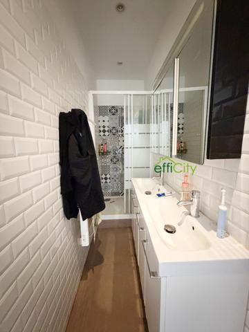 Immeuble
        
        - 300 m² 381 200 € *