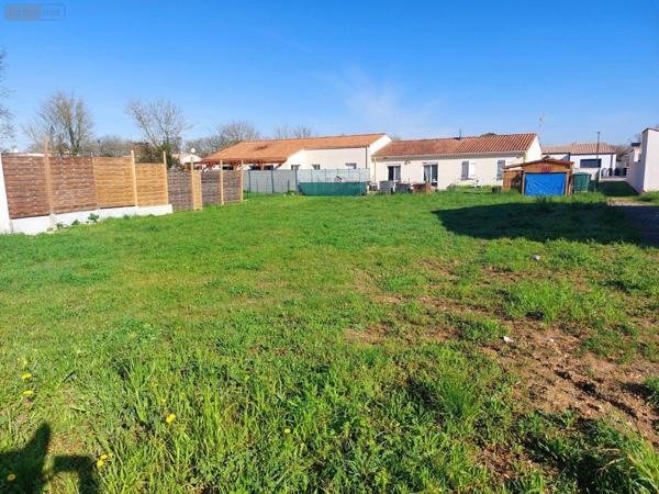 Terrain à Batir à vendre à Surgères en Charente-Maritime (17700), ref : 531