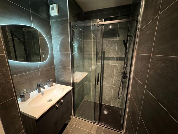 A VENDRE - 3 PIECES - NICE CORNICHE FLEURIE - TERRASSE D'ANGLE 22 m² - DERNIER ÉTAGE - PISCINE & PARC PRIVÉ - PARKING PRIVATIF EN SOUS-SOL