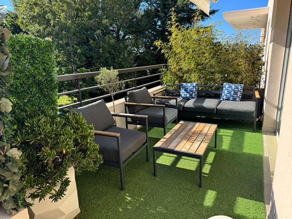 A VENDRE - 3 PIECES - NICE CORNICHE FLEURIE - TERRASSE D'ANGLE 22 m² - DERNIER ÉTAGE - PISCINE & PARC PRIVÉ - PARKING PRIVATIF EN SOUS-SOL