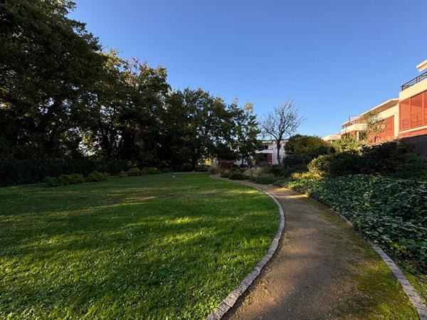 A VENDRE - 3 PIECES - NICE CORNICHE FLEURIE - TERRASSE D'ANGLE 22 m² - DERNIER ÉTAGE - PISCINE & PARC PRIVÉ - PARKING PRIVATIF EN SOUS-SOL