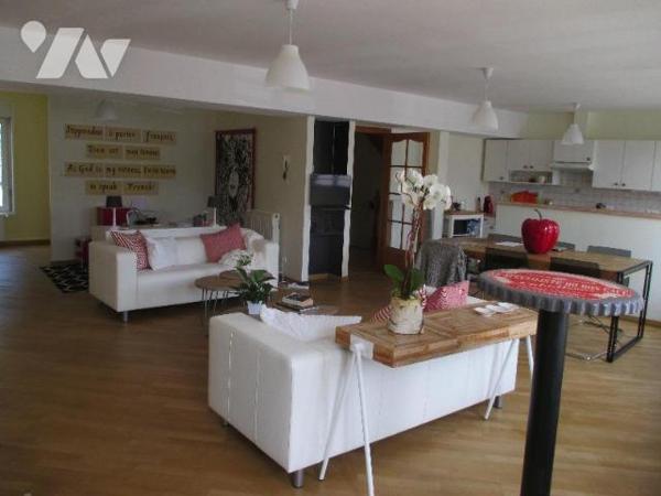 Emplacement de 1er ordre pour cet Immeuble de rapport d'environ 320 m², comprenant : au rez-de-...