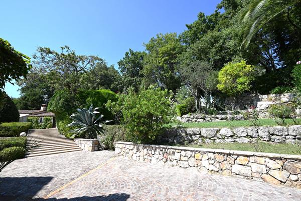 Maison Chateauneuf Grasse 5 pièce(s) 150 m2 + mazet 50 m²