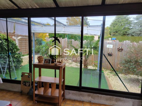 Pavillon rénové avec grande véranda et garage