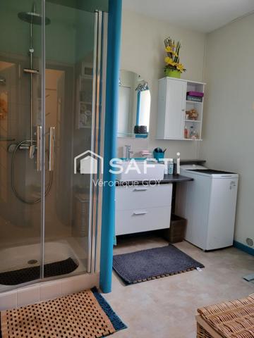 Pavillon rénové avec grande véranda et garage