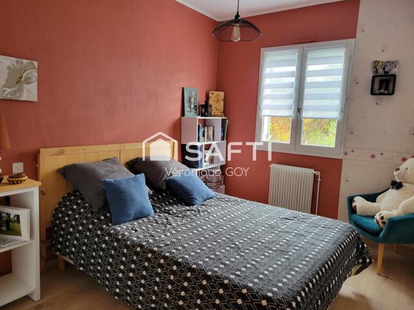 Pavillon rénové avec grande véranda et garage