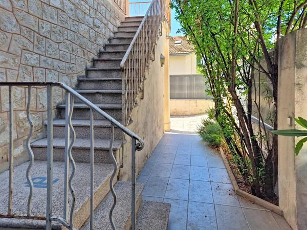 Vente                                                      Maison
                        
                     7 pièces                      117 m2                     à Le Cannet