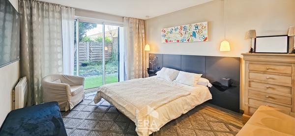 EYSINES CENTRE - Maison en pierre de plain-pied 180 m²  avec piscine et jardin - Proche TRAM et Rocade