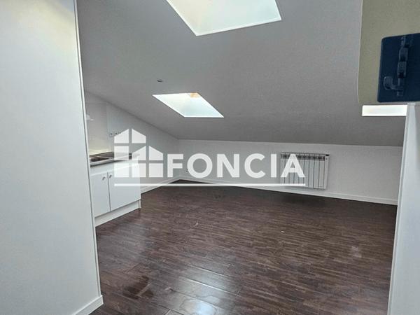Location Studio 19.76 m² - 22 RUE COLBERT DU TERRON - 2ème Etage Porte n°4 - RUE Rochefort 17300
