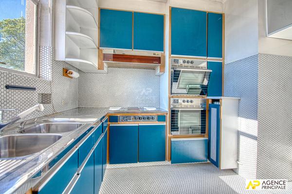 Versailles Clagny Appartement 186.93 m² carrez situé au 4ème et dernier étage avec ascenseur, balcons filants, cave et parking en sous-sol 795 000 € **  - Référence  28259