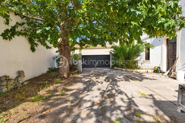Bien rare sur le marché, à proximité immédiate des remparts.

Nichée dans une ruelle au calme, cette maison de village d’environ 170 m², édifiée sur une parcelle de 575 m², offre de beaux volumes, du cachet et un extérieur particulièrement appréciable à cet emplacement.

Dès l’entrée, vous serez séduit par son bel escalier aux lignes élégantes, qui donne immédiatement le ton.

Au rez-de-chaussée, entièrement climatisé, la maison dévoile une vaste pièce de vie de près de 74 m² avec cuisine ouverte. Belle hauteur sous plafond, poutres apparentes, cheminée et grandes ouvertures apportent beaucoup de caractère à cet espace, qui bénéficie d’un accès direct au jardin exposé sud-ouest.

Ce niveau comprend également une chambre avec salle d’eau, ainsi que des toilettes séparées.

À l’étage, des travaux de rénovation permettront de repenser les espaces selon vos envies. Il se compose actuellement de deux chambres, d’un salon et d’une cuisine, ces deux dernières pièces pouvant notamment être transformées afin de créer des chambres supplémentaires ou d’autres espaces selon les besoins.

Une salle d’eau, des toilettes séparées ainsi qu’une terrasse d’environ 17 m² complètent cet étage.

À l’extérieur, la propriété dispose d’un jardin arboré offrant un beau potentiel d’aménagement. Un grand portail ouvre sur une cour permettant de stationner facilement deux à trois véhicules à l’intérieur de la propriété.

Une maison aux volumes généreux et au charme singulier, offrant de nombreuses possibilités d’aménagement, dans un secteur particulièrement recherché à quelques pas des remparts.

Une propriété à découvrir pour apprécier pleinement son potentiel.