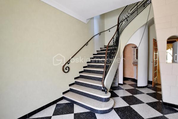 Bien rare sur le marché, à proximité immédiate des remparts.

Nichée dans une ruelle au calme, cette maison de village d’environ 170 m², édifiée sur une parcelle de 575 m², offre de beaux volumes, du cachet et un extérieur particulièrement appréciable à cet emplacement.

Dès l’entrée, vous serez séduit par son bel escalier aux lignes élégantes, qui donne immédiatement le ton.

Au rez-de-chaussée, entièrement climatisé, la maison dévoile une vaste pièce de vie de près de 74 m² avec cuisine ouverte. Belle hauteur sous plafond, poutres apparentes, cheminée et grandes ouvertures apportent beaucoup de caractère à cet espace, qui bénéficie d’un accès direct au jardin exposé sud-ouest.

Ce niveau comprend également une chambre avec salle d’eau, ainsi que des toilettes séparées.

À l’étage, des travaux de rénovation permettront de repenser les espaces selon vos envies. Il se compose actuellement de deux chambres, d’un salon et d’une cuisine, ces deux dernières pièces pouvant notamment être transformées afin de créer des chambres supplémentaires ou d’autres espaces selon les besoins.

Une salle d’eau, des toilettes séparées ainsi qu’une terrasse d’environ 17 m² complètent cet étage.

À l’extérieur, la propriété dispose d’un jardin arboré offrant un beau potentiel d’aménagement. Un grand portail ouvre sur une cour permettant de stationner facilement deux à trois véhicules à l’intérieur de la propriété.

Une maison aux volumes généreux et au charme singulier, offrant de nombreuses possibilités d’aménagement, dans un secteur particulièrement recherché à quelques pas des remparts.

Une propriété à découvrir pour apprécier pleinement son potentiel.