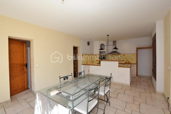 Bien rare sur le marché, à proximité immédiate des remparts.

Nichée dans une ruelle au calme, cette maison de village d’environ 170 m², édifiée sur une parcelle de 575 m², offre de beaux volumes, du cachet et un extérieur particulièrement appréciable à cet emplacement.

Dès l’entrée, vous serez séduit par son bel escalier aux lignes élégantes, qui donne immédiatement le ton.

Au rez-de-chaussée, entièrement climatisé, la maison dévoile une vaste pièce de vie de près de 74 m² avec cuisine ouverte. Belle hauteur sous plafond, poutres apparentes, cheminée et grandes ouvertures apportent beaucoup de caractère à cet espace, qui bénéficie d’un accès direct au jardin exposé sud-ouest.

Ce niveau comprend également une chambre avec salle d’eau, ainsi que des toilettes séparées.

À l’étage, des travaux de rénovation permettront de repenser les espaces selon vos envies. Il se compose actuellement de deux chambres, d’un salon et d’une cuisine, ces deux dernières pièces pouvant notamment être transformées afin de créer des chambres supplémentaires ou d’autres espaces selon les besoins.

Une salle d’eau, des toilettes séparées ainsi qu’une terrasse d’environ 17 m² complètent cet étage.

À l’extérieur, la propriété dispose d’un jardin arboré offrant un beau potentiel d’aménagement. Un grand portail ouvre sur une cour permettant de stationner facilement deux à trois véhicules à l’intérieur de la propriété.

Une maison aux volumes généreux et au charme singulier, offrant de nombreuses possibilités d’aménagement, dans un secteur particulièrement recherché à quelques pas des remparts.

Une propriété à découvrir pour apprécier pleinement son potentiel.