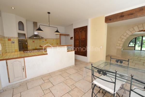 Bien rare sur le marché, à proximité immédiate des remparts.

Nichée dans une ruelle au calme, cette maison de village d’environ 170 m², édifiée sur une parcelle de 575 m², offre de beaux volumes, du cachet et un extérieur particulièrement appréciable à cet emplacement.

Dès l’entrée, vous serez séduit par son bel escalier aux lignes élégantes, qui donne immédiatement le ton.

Au rez-de-chaussée, entièrement climatisé, la maison dévoile une vaste pièce de vie de près de 74 m² avec cuisine ouverte. Belle hauteur sous plafond, poutres apparentes, cheminée et grandes ouvertures apportent beaucoup de caractère à cet espace, qui bénéficie d’un accès direct au jardin exposé sud-ouest.

Ce niveau comprend également une chambre avec salle d’eau, ainsi que des toilettes séparées.

À l’étage, des travaux de rénovation permettront de repenser les espaces selon vos envies. Il se compose actuellement de deux chambres, d’un salon et d’une cuisine, ces deux dernières pièces pouvant notamment être transformées afin de créer des chambres supplémentaires ou d’autres espaces selon les besoins.

Une salle d’eau, des toilettes séparées ainsi qu’une terrasse d’environ 17 m² complètent cet étage.

À l’extérieur, la propriété dispose d’un jardin arboré offrant un beau potentiel d’aménagement. Un grand portail ouvre sur une cour permettant de stationner facilement deux à trois véhicules à l’intérieur de la propriété.

Une maison aux volumes généreux et au charme singulier, offrant de nombreuses possibilités d’aménagement, dans un secteur particulièrement recherché à quelques pas des remparts.

Une propriété à découvrir pour apprécier pleinement son potentiel.