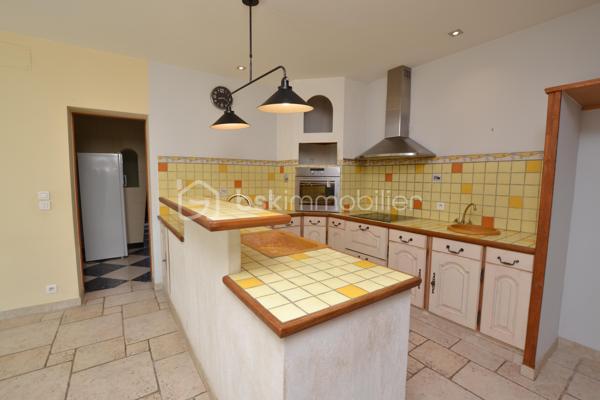 Bien rare sur le marché, à proximité immédiate des remparts.

Nichée dans une ruelle au calme, cette maison de village d’environ 170 m², édifiée sur une parcelle de 575 m², offre de beaux volumes, du cachet et un extérieur particulièrement appréciable à cet emplacement.

Dès l’entrée, vous serez séduit par son bel escalier aux lignes élégantes, qui donne immédiatement le ton.

Au rez-de-chaussée, entièrement climatisé, la maison dévoile une vaste pièce de vie de près de 74 m² avec cuisine ouverte. Belle hauteur sous plafond, poutres apparentes, cheminée et grandes ouvertures apportent beaucoup de caractère à cet espace, qui bénéficie d’un accès direct au jardin exposé sud-ouest.

Ce niveau comprend également une chambre avec salle d’eau, ainsi que des toilettes séparées.

À l’étage, des travaux de rénovation permettront de repenser les espaces selon vos envies. Il se compose actuellement de deux chambres, d’un salon et d’une cuisine, ces deux dernières pièces pouvant notamment être transformées afin de créer des chambres supplémentaires ou d’autres espaces selon les besoins.

Une salle d’eau, des toilettes séparées ainsi qu’une terrasse d’environ 17 m² complètent cet étage.

À l’extérieur, la propriété dispose d’un jardin arboré offrant un beau potentiel d’aménagement. Un grand portail ouvre sur une cour permettant de stationner facilement deux à trois véhicules à l’intérieur de la propriété.

Une maison aux volumes généreux et au charme singulier, offrant de nombreuses possibilités d’aménagement, dans un secteur particulièrement recherché à quelques pas des remparts.

Une propriété à découvrir pour apprécier pleinement son potentiel.