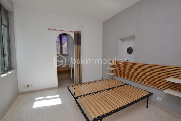 Bien rare sur le marché, à proximité immédiate des remparts.

Nichée dans une ruelle au calme, cette maison de village d’environ 170 m², édifiée sur une parcelle de 575 m², offre de beaux volumes, du cachet et un extérieur particulièrement appréciable à cet emplacement.

Dès l’entrée, vous serez séduit par son bel escalier aux lignes élégantes, qui donne immédiatement le ton.

Au rez-de-chaussée, entièrement climatisé, la maison dévoile une vaste pièce de vie de près de 74 m² avec cuisine ouverte. Belle hauteur sous plafond, poutres apparentes, cheminée et grandes ouvertures apportent beaucoup de caractère à cet espace, qui bénéficie d’un accès direct au jardin exposé sud-ouest.

Ce niveau comprend également une chambre avec salle d’eau, ainsi que des toilettes séparées.

À l’étage, des travaux de rénovation permettront de repenser les espaces selon vos envies. Il se compose actuellement de deux chambres, d’un salon et d’une cuisine, ces deux dernières pièces pouvant notamment être transformées afin de créer des chambres supplémentaires ou d’autres espaces selon les besoins.

Une salle d’eau, des toilettes séparées ainsi qu’une terrasse d’environ 17 m² complètent cet étage.

À l’extérieur, la propriété dispose d’un jardin arboré offrant un beau potentiel d’aménagement. Un grand portail ouvre sur une cour permettant de stationner facilement deux à trois véhicules à l’intérieur de la propriété.

Une maison aux volumes généreux et au charme singulier, offrant de nombreuses possibilités d’aménagement, dans un secteur particulièrement recherché à quelques pas des remparts.

Une propriété à découvrir pour apprécier pleinement son potentiel.