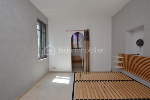 Bien rare sur le marché, à proximité immédiate des remparts.

Nichée dans une ruelle au calme, cette maison de village d’environ 170 m², édifiée sur une parcelle de 575 m², offre de beaux volumes, du cachet et un extérieur particulièrement appréciable à cet emplacement.

Dès l’entrée, vous serez séduit par son bel escalier aux lignes élégantes, qui donne immédiatement le ton.

Au rez-de-chaussée, entièrement climatisé, la maison dévoile une vaste pièce de vie de près de 74 m² avec cuisine ouverte. Belle hauteur sous plafond, poutres apparentes, cheminée et grandes ouvertures apportent beaucoup de caractère à cet espace, qui bénéficie d’un accès direct au jardin exposé sud-ouest.

Ce niveau comprend également une chambre avec salle d’eau, ainsi que des toilettes séparées.

À l’étage, des travaux de rénovation permettront de repenser les espaces selon vos envies. Il se compose actuellement de deux chambres, d’un salon et d’une cuisine, ces deux dernières pièces pouvant notamment être transformées afin de créer des chambres supplémentaires ou d’autres espaces selon les besoins.

Une salle d’eau, des toilettes séparées ainsi qu’une terrasse d’environ 17 m² complètent cet étage.

À l’extérieur, la propriété dispose d’un jardin arboré offrant un beau potentiel d’aménagement. Un grand portail ouvre sur une cour permettant de stationner facilement deux à trois véhicules à l’intérieur de la propriété.

Une maison aux volumes généreux et au charme singulier, offrant de nombreuses possibilités d’aménagement, dans un secteur particulièrement recherché à quelques pas des remparts.

Une propriété à découvrir pour apprécier pleinement son potentiel.