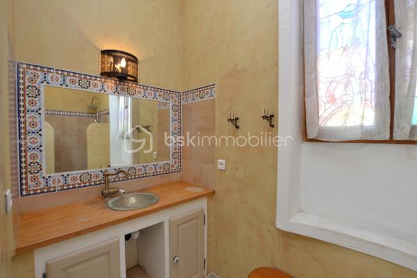 Bien rare sur le marché, à proximité immédiate des remparts.

Nichée dans une ruelle au calme, cette maison de village d’environ 170 m², édifiée sur une parcelle de 575 m², offre de beaux volumes, du cachet et un extérieur particulièrement appréciable à cet emplacement.

Dès l’entrée, vous serez séduit par son bel escalier aux lignes élégantes, qui donne immédiatement le ton.

Au rez-de-chaussée, entièrement climatisé, la maison dévoile une vaste pièce de vie de près de 74 m² avec cuisine ouverte. Belle hauteur sous plafond, poutres apparentes, cheminée et grandes ouvertures apportent beaucoup de caractère à cet espace, qui bénéficie d’un accès direct au jardin exposé sud-ouest.

Ce niveau comprend également une chambre avec salle d’eau, ainsi que des toilettes séparées.

À l’étage, des travaux de rénovation permettront de repenser les espaces selon vos envies. Il se compose actuellement de deux chambres, d’un salon et d’une cuisine, ces deux dernières pièces pouvant notamment être transformées afin de créer des chambres supplémentaires ou d’autres espaces selon les besoins.

Une salle d’eau, des toilettes séparées ainsi qu’une terrasse d’environ 17 m² complètent cet étage.

À l’extérieur, la propriété dispose d’un jardin arboré offrant un beau potentiel d’aménagement. Un grand portail ouvre sur une cour permettant de stationner facilement deux à trois véhicules à l’intérieur de la propriété.

Une maison aux volumes généreux et au charme singulier, offrant de nombreuses possibilités d’aménagement, dans un secteur particulièrement recherché à quelques pas des remparts.

Une propriété à découvrir pour apprécier pleinement son potentiel.