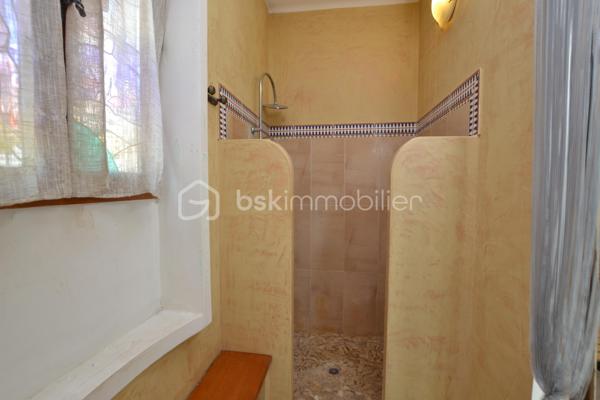 Bien rare sur le marché, à proximité immédiate des remparts.

Nichée dans une ruelle au calme, cette maison de village d’environ 170 m², édifiée sur une parcelle de 575 m², offre de beaux volumes, du cachet et un extérieur particulièrement appréciable à cet emplacement.

Dès l’entrée, vous serez séduit par son bel escalier aux lignes élégantes, qui donne immédiatement le ton.

Au rez-de-chaussée, entièrement climatisé, la maison dévoile une vaste pièce de vie de près de 74 m² avec cuisine ouverte. Belle hauteur sous plafond, poutres apparentes, cheminée et grandes ouvertures apportent beaucoup de caractère à cet espace, qui bénéficie d’un accès direct au jardin exposé sud-ouest.

Ce niveau comprend également une chambre avec salle d’eau, ainsi que des toilettes séparées.

À l’étage, des travaux de rénovation permettront de repenser les espaces selon vos envies. Il se compose actuellement de deux chambres, d’un salon et d’une cuisine, ces deux dernières pièces pouvant notamment être transformées afin de créer des chambres supplémentaires ou d’autres espaces selon les besoins.

Une salle d’eau, des toilettes séparées ainsi qu’une terrasse d’environ 17 m² complètent cet étage.

À l’extérieur, la propriété dispose d’un jardin arboré offrant un beau potentiel d’aménagement. Un grand portail ouvre sur une cour permettant de stationner facilement deux à trois véhicules à l’intérieur de la propriété.

Une maison aux volumes généreux et au charme singulier, offrant de nombreuses possibilités d’aménagement, dans un secteur particulièrement recherché à quelques pas des remparts.

Une propriété à découvrir pour apprécier pleinement son potentiel.