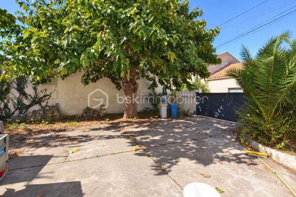 Bien rare sur le marché, à proximité immédiate des remparts.

Nichée dans une ruelle au calme, cette maison de village d’environ 170 m², édifiée sur une parcelle de 575 m², offre de beaux volumes, du cachet et un extérieur particulièrement appréciable à cet emplacement.

Dès l’entrée, vous serez séduit par son bel escalier aux lignes élégantes, qui donne immédiatement le ton.

Au rez-de-chaussée, entièrement climatisé, la maison dévoile une vaste pièce de vie de près de 74 m² avec cuisine ouverte. Belle hauteur sous plafond, poutres apparentes, cheminée et grandes ouvertures apportent beaucoup de caractère à cet espace, qui bénéficie d’un accès direct au jardin exposé sud-ouest.

Ce niveau comprend également une chambre avec salle d’eau, ainsi que des toilettes séparées.

À l’étage, des travaux de rénovation permettront de repenser les espaces selon vos envies. Il se compose actuellement de deux chambres, d’un salon et d’une cuisine, ces deux dernières pièces pouvant notamment être transformées afin de créer des chambres supplémentaires ou d’autres espaces selon les besoins.

Une salle d’eau, des toilettes séparées ainsi qu’une terrasse d’environ 17 m² complètent cet étage.

À l’extérieur, la propriété dispose d’un jardin arboré offrant un beau potentiel d’aménagement. Un grand portail ouvre sur une cour permettant de stationner facilement deux à trois véhicules à l’intérieur de la propriété.

Une maison aux volumes généreux et au charme singulier, offrant de nombreuses possibilités d’aménagement, dans un secteur particulièrement recherché à quelques pas des remparts.

Une propriété à découvrir pour apprécier pleinement son potentiel.