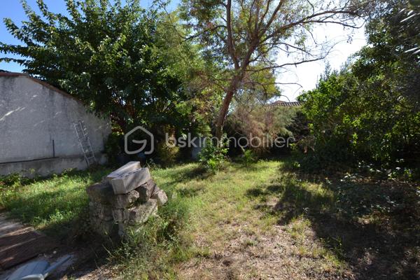 Bien rare sur le marché, à proximité immédiate des remparts.

Nichée dans une ruelle au calme, cette maison de village d’environ 170 m², édifiée sur une parcelle de 575 m², offre de beaux volumes, du cachet et un extérieur particulièrement appréciable à cet emplacement.

Dès l’entrée, vous serez séduit par son bel escalier aux lignes élégantes, qui donne immédiatement le ton.

Au rez-de-chaussée, entièrement climatisé, la maison dévoile une vaste pièce de vie de près de 74 m² avec cuisine ouverte. Belle hauteur sous plafond, poutres apparentes, cheminée et grandes ouvertures apportent beaucoup de caractère à cet espace, qui bénéficie d’un accès direct au jardin exposé sud-ouest.

Ce niveau comprend également une chambre avec salle d’eau, ainsi que des toilettes séparées.

À l’étage, des travaux de rénovation permettront de repenser les espaces selon vos envies. Il se compose actuellement de deux chambres, d’un salon et d’une cuisine, ces deux dernières pièces pouvant notamment être transformées afin de créer des chambres supplémentaires ou d’autres espaces selon les besoins.

Une salle d’eau, des toilettes séparées ainsi qu’une terrasse d’environ 17 m² complètent cet étage.

À l’extérieur, la propriété dispose d’un jardin arboré offrant un beau potentiel d’aménagement. Un grand portail ouvre sur une cour permettant de stationner facilement deux à trois véhicules à l’intérieur de la propriété.

Une maison aux volumes généreux et au charme singulier, offrant de nombreuses possibilités d’aménagement, dans un secteur particulièrement recherché à quelques pas des remparts.

Une propriété à découvrir pour apprécier pleinement son potentiel.