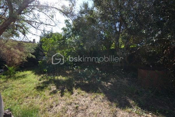 Bien rare sur le marché, à proximité immédiate des remparts.

Nichée dans une ruelle au calme, cette maison de village d’environ 170 m², édifiée sur une parcelle de 575 m², offre de beaux volumes, du cachet et un extérieur particulièrement appréciable à cet emplacement.

Dès l’entrée, vous serez séduit par son bel escalier aux lignes élégantes, qui donne immédiatement le ton.

Au rez-de-chaussée, entièrement climatisé, la maison dévoile une vaste pièce de vie de près de 74 m² avec cuisine ouverte. Belle hauteur sous plafond, poutres apparentes, cheminée et grandes ouvertures apportent beaucoup de caractère à cet espace, qui bénéficie d’un accès direct au jardin exposé sud-ouest.

Ce niveau comprend également une chambre avec salle d’eau, ainsi que des toilettes séparées.

À l’étage, des travaux de rénovation permettront de repenser les espaces selon vos envies. Il se compose actuellement de deux chambres, d’un salon et d’une cuisine, ces deux dernières pièces pouvant notamment être transformées afin de créer des chambres supplémentaires ou d’autres espaces selon les besoins.

Une salle d’eau, des toilettes séparées ainsi qu’une terrasse d’environ 17 m² complètent cet étage.

À l’extérieur, la propriété dispose d’un jardin arboré offrant un beau potentiel d’aménagement. Un grand portail ouvre sur une cour permettant de stationner facilement deux à trois véhicules à l’intérieur de la propriété.

Une maison aux volumes généreux et au charme singulier, offrant de nombreuses possibilités d’aménagement, dans un secteur particulièrement recherché à quelques pas des remparts.

Une propriété à découvrir pour apprécier pleinement son potentiel.