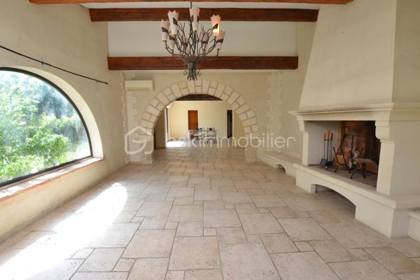 Bien rare sur le marché, à proximité immédiate des remparts.

Nichée dans une ruelle au calme, cette maison de village d’environ 170 m², édifiée sur une parcelle de 575 m², offre de beaux volumes, du cachet et un extérieur particulièrement appréciable à cet emplacement.

Dès l’entrée, vous serez séduit par son bel escalier aux lignes élégantes, qui donne immédiatement le ton.

Au rez-de-chaussée, entièrement climatisé, la maison dévoile une vaste pièce de vie de près de 74 m² avec cuisine ouverte. Belle hauteur sous plafond, poutres apparentes, cheminée et grandes ouvertures apportent beaucoup de caractère à cet espace, qui bénéficie d’un accès direct au jardin exposé sud-ouest.

Ce niveau comprend également une chambre avec salle d’eau, ainsi que des toilettes séparées.

À l’étage, des travaux de rénovation permettront de repenser les espaces selon vos envies. Il se compose actuellement de deux chambres, d’un salon et d’une cuisine, ces deux dernières pièces pouvant notamment être transformées afin de créer des chambres supplémentaires ou d’autres espaces selon les besoins.

Une salle d’eau, des toilettes séparées ainsi qu’une terrasse d’environ 17 m² complètent cet étage.

À l’extérieur, la propriété dispose d’un jardin arboré offrant un beau potentiel d’aménagement. Un grand portail ouvre sur une cour permettant de stationner facilement deux à trois véhicules à l’intérieur de la propriété.

Une maison aux volumes généreux et au charme singulier, offrant de nombreuses possibilités d’aménagement, dans un secteur particulièrement recherché à quelques pas des remparts.

Une propriété à découvrir pour apprécier pleinement son potentiel.
