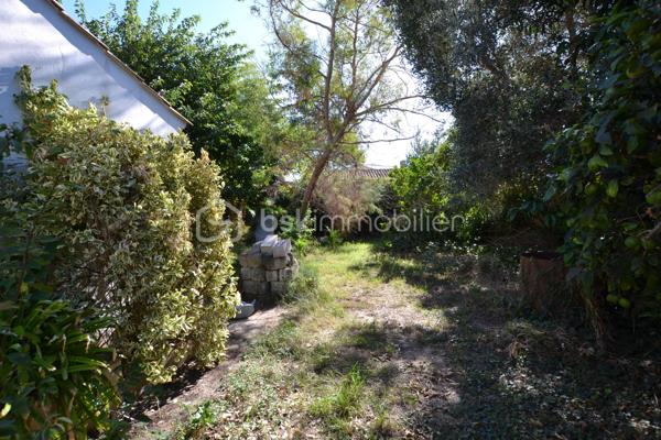 Bien rare sur le marché, à proximité immédiate des remparts.

Nichée dans une ruelle au calme, cette maison de village d’environ 170 m², édifiée sur une parcelle de 575 m², offre de beaux volumes, du cachet et un extérieur particulièrement appréciable à cet emplacement.

Dès l’entrée, vous serez séduit par son bel escalier aux lignes élégantes, qui donne immédiatement le ton.

Au rez-de-chaussée, entièrement climatisé, la maison dévoile une vaste pièce de vie de près de 74 m² avec cuisine ouverte. Belle hauteur sous plafond, poutres apparentes, cheminée et grandes ouvertures apportent beaucoup de caractère à cet espace, qui bénéficie d’un accès direct au jardin exposé sud-ouest.

Ce niveau comprend également une chambre avec salle d’eau, ainsi que des toilettes séparées.

À l’étage, des travaux de rénovation permettront de repenser les espaces selon vos envies. Il se compose actuellement de deux chambres, d’un salon et d’une cuisine, ces deux dernières pièces pouvant notamment être transformées afin de créer des chambres supplémentaires ou d’autres espaces selon les besoins.

Une salle d’eau, des toilettes séparées ainsi qu’une terrasse d’environ 17 m² complètent cet étage.

À l’extérieur, la propriété dispose d’un jardin arboré offrant un beau potentiel d’aménagement. Un grand portail ouvre sur une cour permettant de stationner facilement deux à trois véhicules à l’intérieur de la propriété.

Une maison aux volumes généreux et au charme singulier, offrant de nombreuses possibilités d’aménagement, dans un secteur particulièrement recherché à quelques pas des remparts.

Une propriété à découvrir pour apprécier pleinement son potentiel.