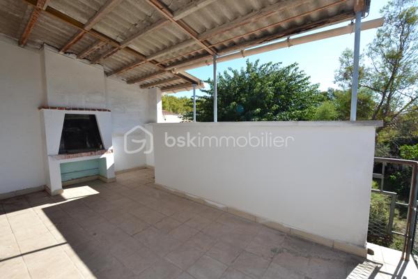 Bien rare sur le marché, à proximité immédiate des remparts.

Nichée dans une ruelle au calme, cette maison de village d’environ 170 m², édifiée sur une parcelle de 575 m², offre de beaux volumes, du cachet et un extérieur particulièrement appréciable à cet emplacement.

Dès l’entrée, vous serez séduit par son bel escalier aux lignes élégantes, qui donne immédiatement le ton.

Au rez-de-chaussée, entièrement climatisé, la maison dévoile une vaste pièce de vie de près de 74 m² avec cuisine ouverte. Belle hauteur sous plafond, poutres apparentes, cheminée et grandes ouvertures apportent beaucoup de caractère à cet espace, qui bénéficie d’un accès direct au jardin exposé sud-ouest.

Ce niveau comprend également une chambre avec salle d’eau, ainsi que des toilettes séparées.

À l’étage, des travaux de rénovation permettront de repenser les espaces selon vos envies. Il se compose actuellement de deux chambres, d’un salon et d’une cuisine, ces deux dernières pièces pouvant notamment être transformées afin de créer des chambres supplémentaires ou d’autres espaces selon les besoins.

Une salle d’eau, des toilettes séparées ainsi qu’une terrasse d’environ 17 m² complètent cet étage.

À l’extérieur, la propriété dispose d’un jardin arboré offrant un beau potentiel d’aménagement. Un grand portail ouvre sur une cour permettant de stationner facilement deux à trois véhicules à l’intérieur de la propriété.

Une maison aux volumes généreux et au charme singulier, offrant de nombreuses possibilités d’aménagement, dans un secteur particulièrement recherché à quelques pas des remparts.

Une propriété à découvrir pour apprécier pleinement son potentiel.