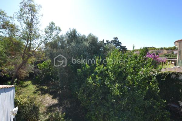 Bien rare sur le marché, à proximité immédiate des remparts.

Nichée dans une ruelle au calme, cette maison de village d’environ 170 m², édifiée sur une parcelle de 575 m², offre de beaux volumes, du cachet et un extérieur particulièrement appréciable à cet emplacement.

Dès l’entrée, vous serez séduit par son bel escalier aux lignes élégantes, qui donne immédiatement le ton.

Au rez-de-chaussée, entièrement climatisé, la maison dévoile une vaste pièce de vie de près de 74 m² avec cuisine ouverte. Belle hauteur sous plafond, poutres apparentes, cheminée et grandes ouvertures apportent beaucoup de caractère à cet espace, qui bénéficie d’un accès direct au jardin exposé sud-ouest.

Ce niveau comprend également une chambre avec salle d’eau, ainsi que des toilettes séparées.

À l’étage, des travaux de rénovation permettront de repenser les espaces selon vos envies. Il se compose actuellement de deux chambres, d’un salon et d’une cuisine, ces deux dernières pièces pouvant notamment être transformées afin de créer des chambres supplémentaires ou d’autres espaces selon les besoins.

Une salle d’eau, des toilettes séparées ainsi qu’une terrasse d’environ 17 m² complètent cet étage.

À l’extérieur, la propriété dispose d’un jardin arboré offrant un beau potentiel d’aménagement. Un grand portail ouvre sur une cour permettant de stationner facilement deux à trois véhicules à l’intérieur de la propriété.

Une maison aux volumes généreux et au charme singulier, offrant de nombreuses possibilités d’aménagement, dans un secteur particulièrement recherché à quelques pas des remparts.

Une propriété à découvrir pour apprécier pleinement son potentiel.
