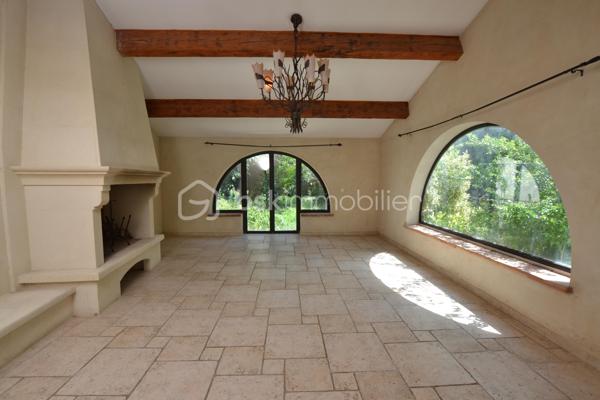 Bien rare sur le marché, à proximité immédiate des remparts.

Nichée dans une ruelle au calme, cette maison de village d’environ 170 m², édifiée sur une parcelle de 575 m², offre de beaux volumes, du cachet et un extérieur particulièrement appréciable à cet emplacement.

Dès l’entrée, vous serez séduit par son bel escalier aux lignes élégantes, qui donne immédiatement le ton.

Au rez-de-chaussée, entièrement climatisé, la maison dévoile une vaste pièce de vie de près de 74 m² avec cuisine ouverte. Belle hauteur sous plafond, poutres apparentes, cheminée et grandes ouvertures apportent beaucoup de caractère à cet espace, qui bénéficie d’un accès direct au jardin exposé sud-ouest.

Ce niveau comprend également une chambre avec salle d’eau, ainsi que des toilettes séparées.

À l’étage, des travaux de rénovation permettront de repenser les espaces selon vos envies. Il se compose actuellement de deux chambres, d’un salon et d’une cuisine, ces deux dernières pièces pouvant notamment être transformées afin de créer des chambres supplémentaires ou d’autres espaces selon les besoins.

Une salle d’eau, des toilettes séparées ainsi qu’une terrasse d’environ 17 m² complètent cet étage.

À l’extérieur, la propriété dispose d’un jardin arboré offrant un beau potentiel d’aménagement. Un grand portail ouvre sur une cour permettant de stationner facilement deux à trois véhicules à l’intérieur de la propriété.

Une maison aux volumes généreux et au charme singulier, offrant de nombreuses possibilités d’aménagement, dans un secteur particulièrement recherché à quelques pas des remparts.

Une propriété à découvrir pour apprécier pleinement son potentiel.