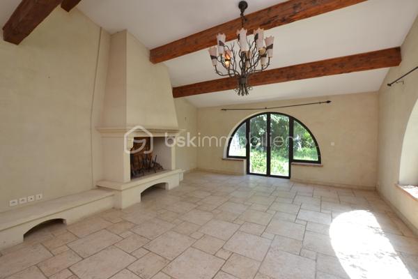 Bien rare sur le marché, à proximité immédiate des remparts.

Nichée dans une ruelle au calme, cette maison de village d’environ 170 m², édifiée sur une parcelle de 575 m², offre de beaux volumes, du cachet et un extérieur particulièrement appréciable à cet emplacement.

Dès l’entrée, vous serez séduit par son bel escalier aux lignes élégantes, qui donne immédiatement le ton.

Au rez-de-chaussée, entièrement climatisé, la maison dévoile une vaste pièce de vie de près de 74 m² avec cuisine ouverte. Belle hauteur sous plafond, poutres apparentes, cheminée et grandes ouvertures apportent beaucoup de caractère à cet espace, qui bénéficie d’un accès direct au jardin exposé sud-ouest.

Ce niveau comprend également une chambre avec salle d’eau, ainsi que des toilettes séparées.

À l’étage, des travaux de rénovation permettront de repenser les espaces selon vos envies. Il se compose actuellement de deux chambres, d’un salon et d’une cuisine, ces deux dernières pièces pouvant notamment être transformées afin de créer des chambres supplémentaires ou d’autres espaces selon les besoins.

Une salle d’eau, des toilettes séparées ainsi qu’une terrasse d’environ 17 m² complètent cet étage.

À l’extérieur, la propriété dispose d’un jardin arboré offrant un beau potentiel d’aménagement. Un grand portail ouvre sur une cour permettant de stationner facilement deux à trois véhicules à l’intérieur de la propriété.

Une maison aux volumes généreux et au charme singulier, offrant de nombreuses possibilités d’aménagement, dans un secteur particulièrement recherché à quelques pas des remparts.

Une propriété à découvrir pour apprécier pleinement son potentiel.