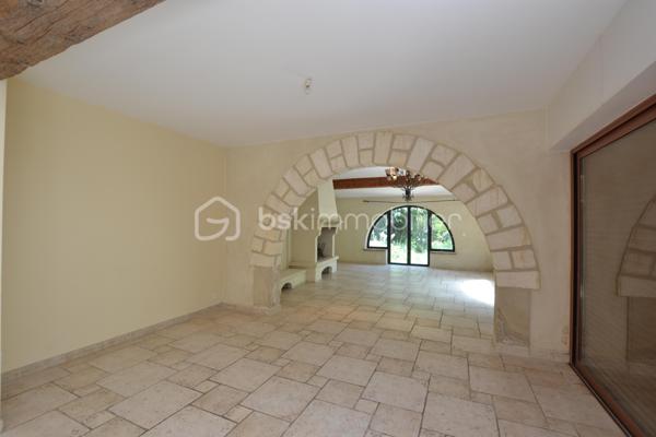 Bien rare sur le marché, à proximité immédiate des remparts.

Nichée dans une ruelle au calme, cette maison de village d’environ 170 m², édifiée sur une parcelle de 575 m², offre de beaux volumes, du cachet et un extérieur particulièrement appréciable à cet emplacement.

Dès l’entrée, vous serez séduit par son bel escalier aux lignes élégantes, qui donne immédiatement le ton.

Au rez-de-chaussée, entièrement climatisé, la maison dévoile une vaste pièce de vie de près de 74 m² avec cuisine ouverte. Belle hauteur sous plafond, poutres apparentes, cheminée et grandes ouvertures apportent beaucoup de caractère à cet espace, qui bénéficie d’un accès direct au jardin exposé sud-ouest.

Ce niveau comprend également une chambre avec salle d’eau, ainsi que des toilettes séparées.

À l’étage, des travaux de rénovation permettront de repenser les espaces selon vos envies. Il se compose actuellement de deux chambres, d’un salon et d’une cuisine, ces deux dernières pièces pouvant notamment être transformées afin de créer des chambres supplémentaires ou d’autres espaces selon les besoins.

Une salle d’eau, des toilettes séparées ainsi qu’une terrasse d’environ 17 m² complètent cet étage.

À l’extérieur, la propriété dispose d’un jardin arboré offrant un beau potentiel d’aménagement. Un grand portail ouvre sur une cour permettant de stationner facilement deux à trois véhicules à l’intérieur de la propriété.

Une maison aux volumes généreux et au charme singulier, offrant de nombreuses possibilités d’aménagement, dans un secteur particulièrement recherché à quelques pas des remparts.

Une propriété à découvrir pour apprécier pleinement son potentiel.