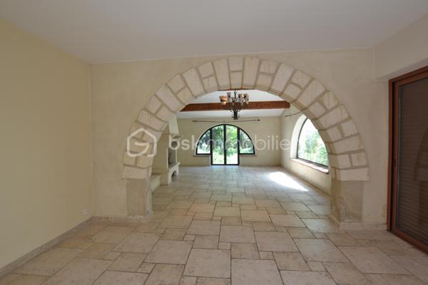 Bien rare sur le marché, à proximité immédiate des remparts.

Nichée dans une ruelle au calme, cette maison de village d’environ 170 m², édifiée sur une parcelle de 575 m², offre de beaux volumes, du cachet et un extérieur particulièrement appréciable à cet emplacement.

Dès l’entrée, vous serez séduit par son bel escalier aux lignes élégantes, qui donne immédiatement le ton.

Au rez-de-chaussée, entièrement climatisé, la maison dévoile une vaste pièce de vie de près de 74 m² avec cuisine ouverte. Belle hauteur sous plafond, poutres apparentes, cheminée et grandes ouvertures apportent beaucoup de caractère à cet espace, qui bénéficie d’un accès direct au jardin exposé sud-ouest.

Ce niveau comprend également une chambre avec salle d’eau, ainsi que des toilettes séparées.

À l’étage, des travaux de rénovation permettront de repenser les espaces selon vos envies. Il se compose actuellement de deux chambres, d’un salon et d’une cuisine, ces deux dernières pièces pouvant notamment être transformées afin de créer des chambres supplémentaires ou d’autres espaces selon les besoins.

Une salle d’eau, des toilettes séparées ainsi qu’une terrasse d’environ 17 m² complètent cet étage.

À l’extérieur, la propriété dispose d’un jardin arboré offrant un beau potentiel d’aménagement. Un grand portail ouvre sur une cour permettant de stationner facilement deux à trois véhicules à l’intérieur de la propriété.

Une maison aux volumes généreux et au charme singulier, offrant de nombreuses possibilités d’aménagement, dans un secteur particulièrement recherché à quelques pas des remparts.

Une propriété à découvrir pour apprécier pleinement son potentiel.